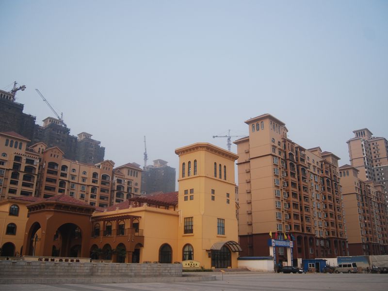 華強(qiáng)城一期二標(biāo)段工程（2010年省文明工地、省“結(jié)構(gòu)中州杯”工程）